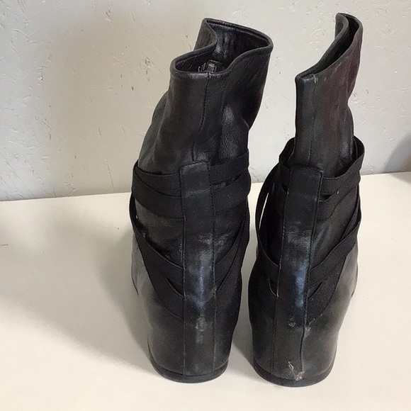 Stuart Weitzman Elastic strap bootie, wedge heel - Picture 4 of 10